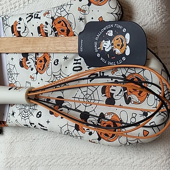 Disney 3 Piece Kitchen Set Oven Mitt, Spatula & Whisk Pumpkin - Picture 4 of 4